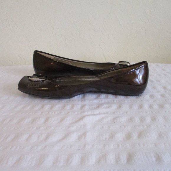 AK Impress Iflex Brown Patent Flats Buckle Accent Size 8.5M - Picture 4 of 8